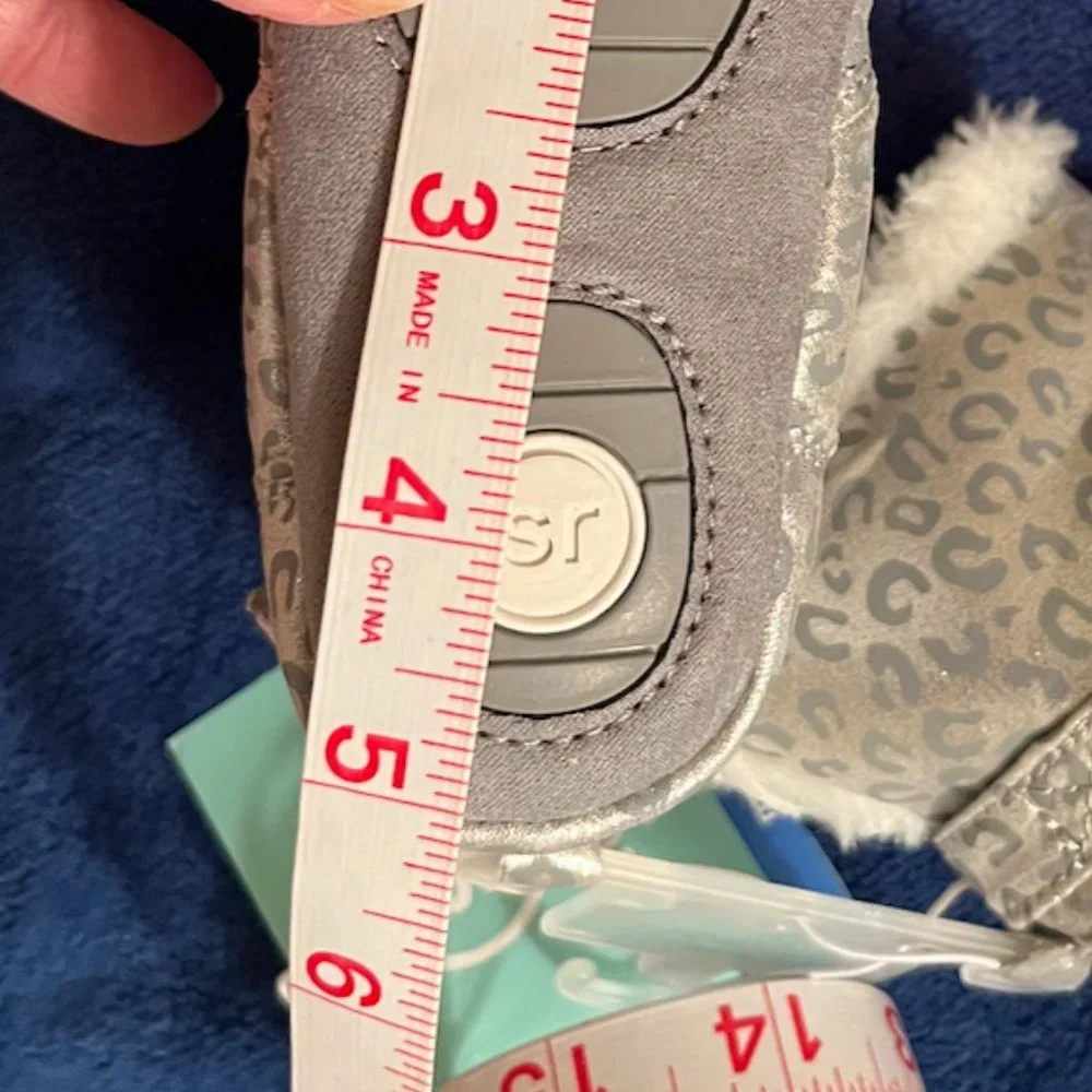 Stride Rite infant girls faux fur lined booties, silver pattern, NWT